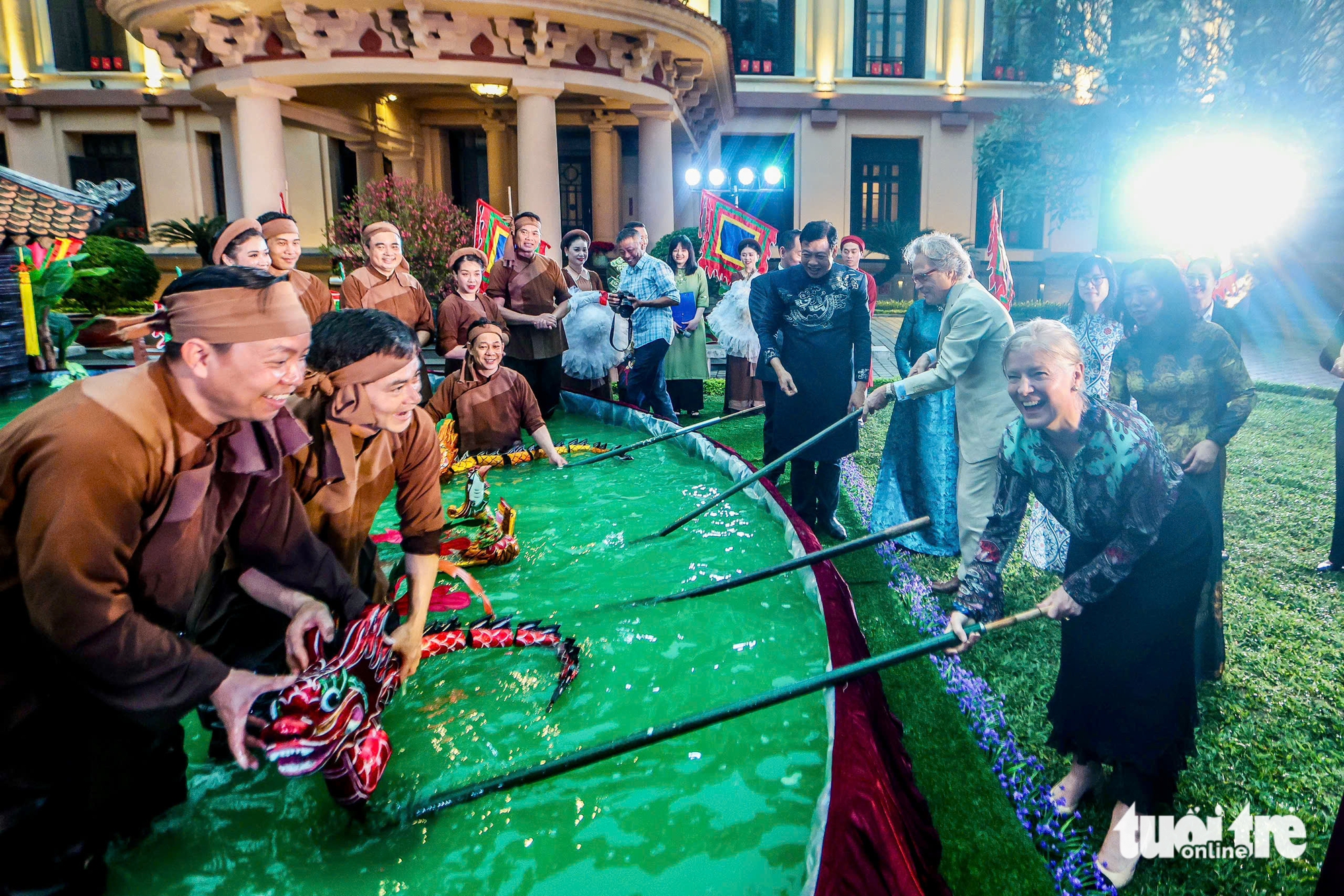 Đưa văn hóa Việt Nam đến gần bạn bè quốc tế 15 Phu nhân Tổng Bí thư Tô Lâm - Ảnh 15.