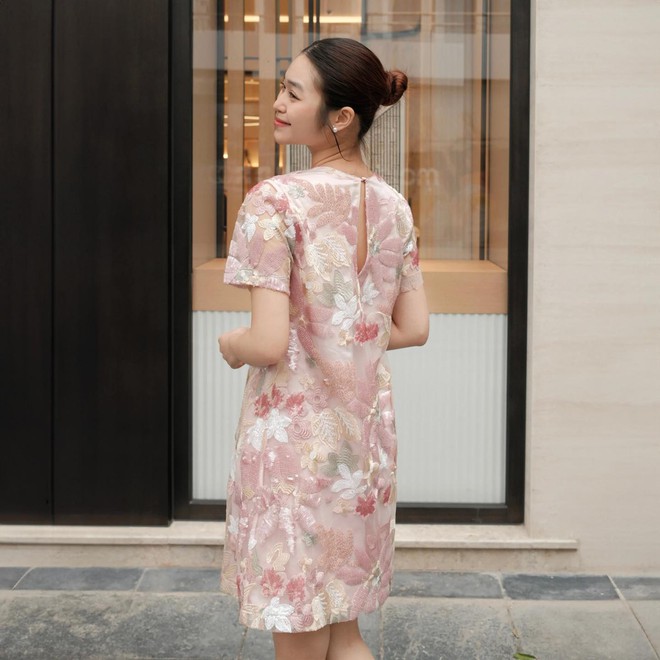 Tận hưởng tiết xuân mát dịu qua những chiếc váy hoa tươi sáng- Ảnh 9.