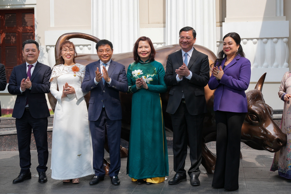 Tỷ phú Nguyễn Thị Phương Thảo tham dự nghi thức đánh cồng khởi động HOSE - 2