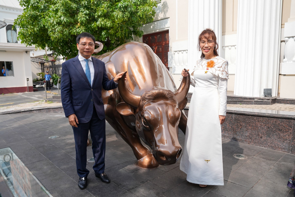 Tỷ phú Nguyễn Thị Phương Thảo tham dự nghi thức đánh cồng khởi động HOSE - 3