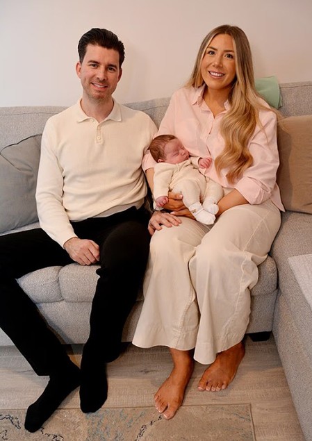 Vợ chồng Bell và con trai. Ảnh: Womb Transplant UK/PA Wire