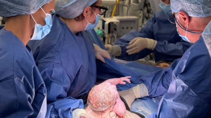 Khoảng khắc Hugo chào đời. Ảnh: Womb Transplant UK/PA