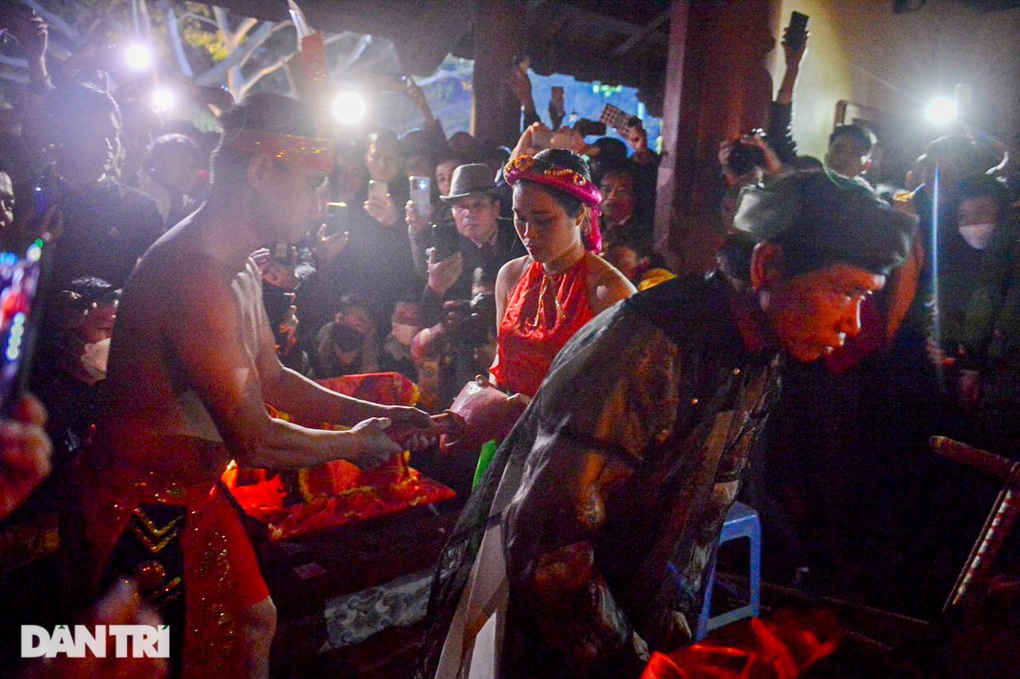 Cô gái gây tranh cãi khi nói nam nữ tự do tìm bạn tình tại lễ hội Phú Thọ - 3