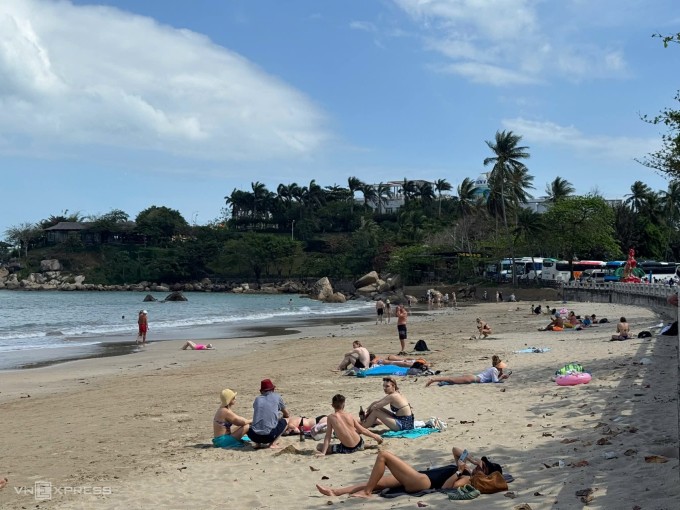Được - mất của du lịch Việt qua 9 ngày nghỉ Tết 3 Du khách tắm nắng tại Khánh Hòa dịp Tết. Ảnh: Bùi Toàn