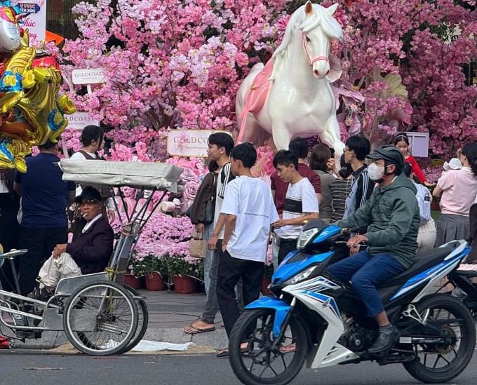 Được - mất của du lịch Việt qua 9 ngày nghỉ Tết 4 Người dân đi sắm Tết tại Khánh Hòa. Ảnh: Bùi Toàn