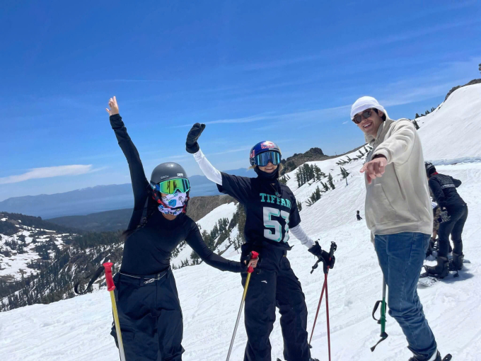 Gu (giữa) và bạn bè thỉnh thoảng cùng đi trượt tuyết vào cuối tuần trong mùa thấp điểm. Ảnh: Lauren Koong