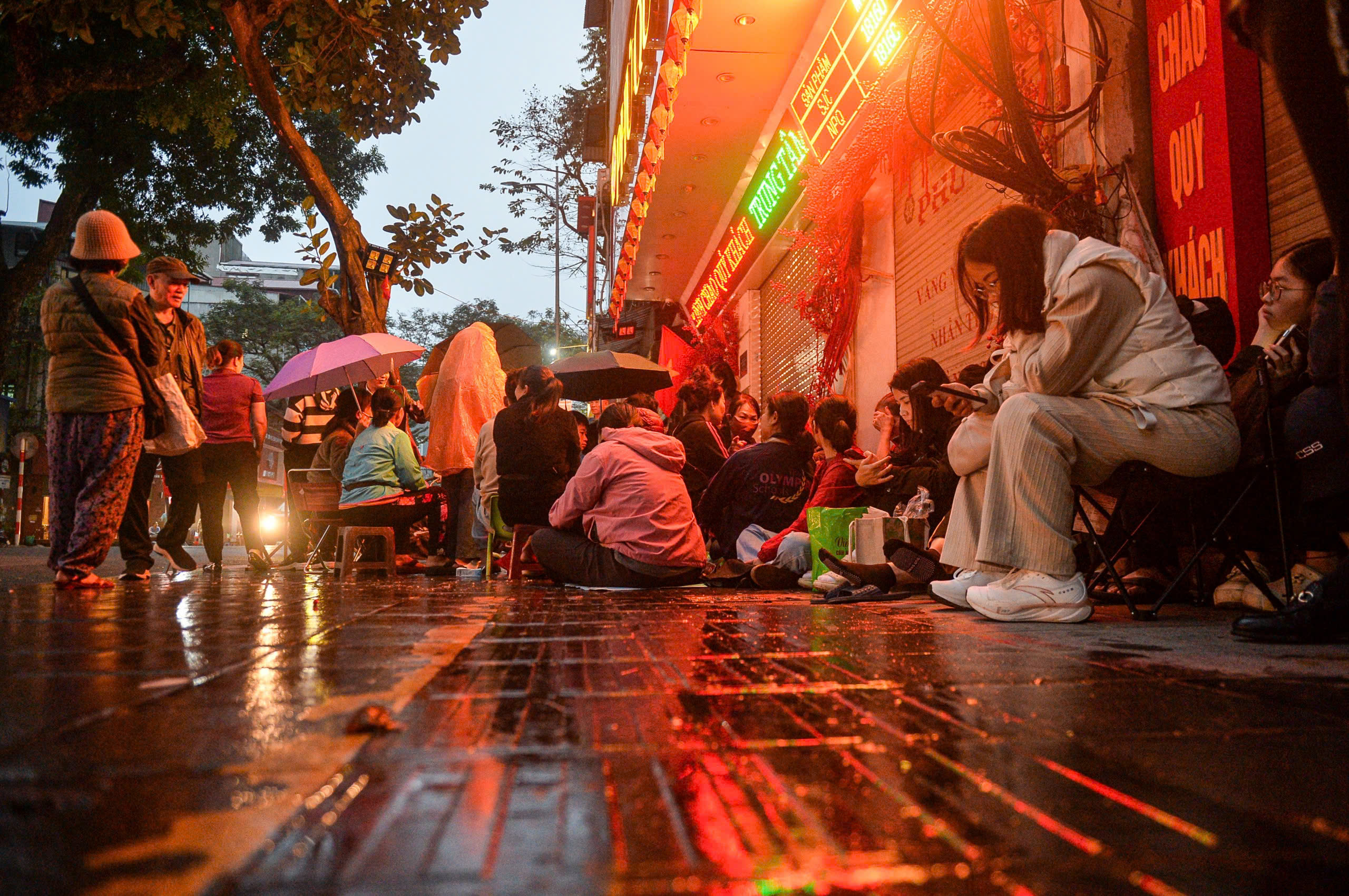 Sát ngày vía Thần Tài, người dân đội mưa xếp hàng từ rạng sáng chờ mua vàng 2 thần tài - Ảnh 2.