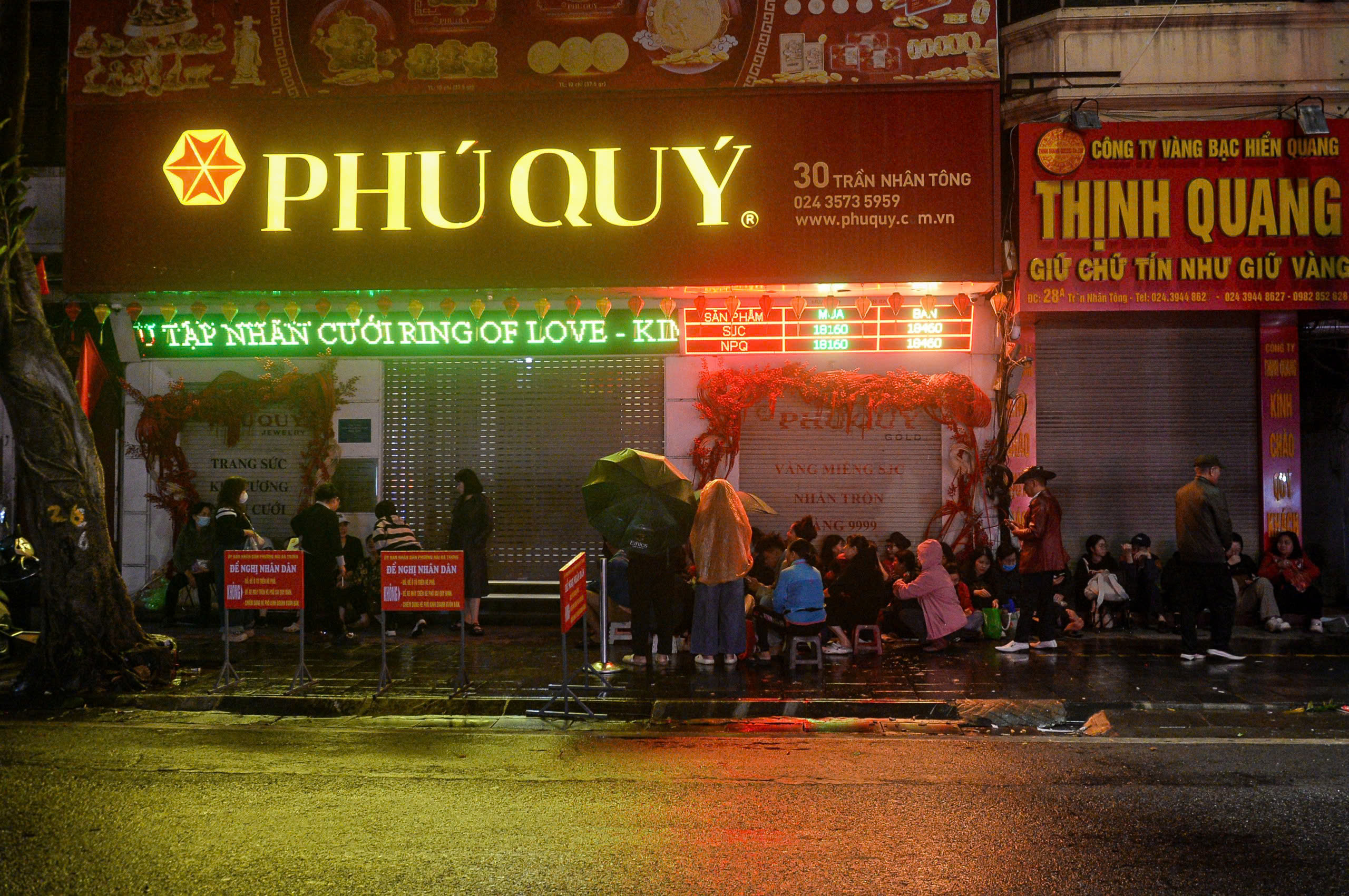 Sát ngày vía Thần Tài, người dân đội mưa xếp hàng từ rạng sáng chờ mua vàng 3 thần tài - Ảnh 3.