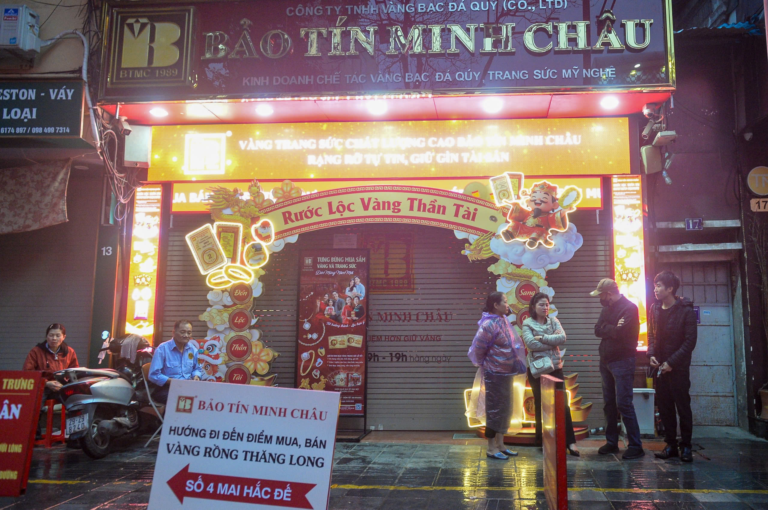 Sát ngày vía Thần Tài, người dân đội mưa xếp hàng từ rạng sáng chờ mua vàng 4 thần tài - Ảnh 4.