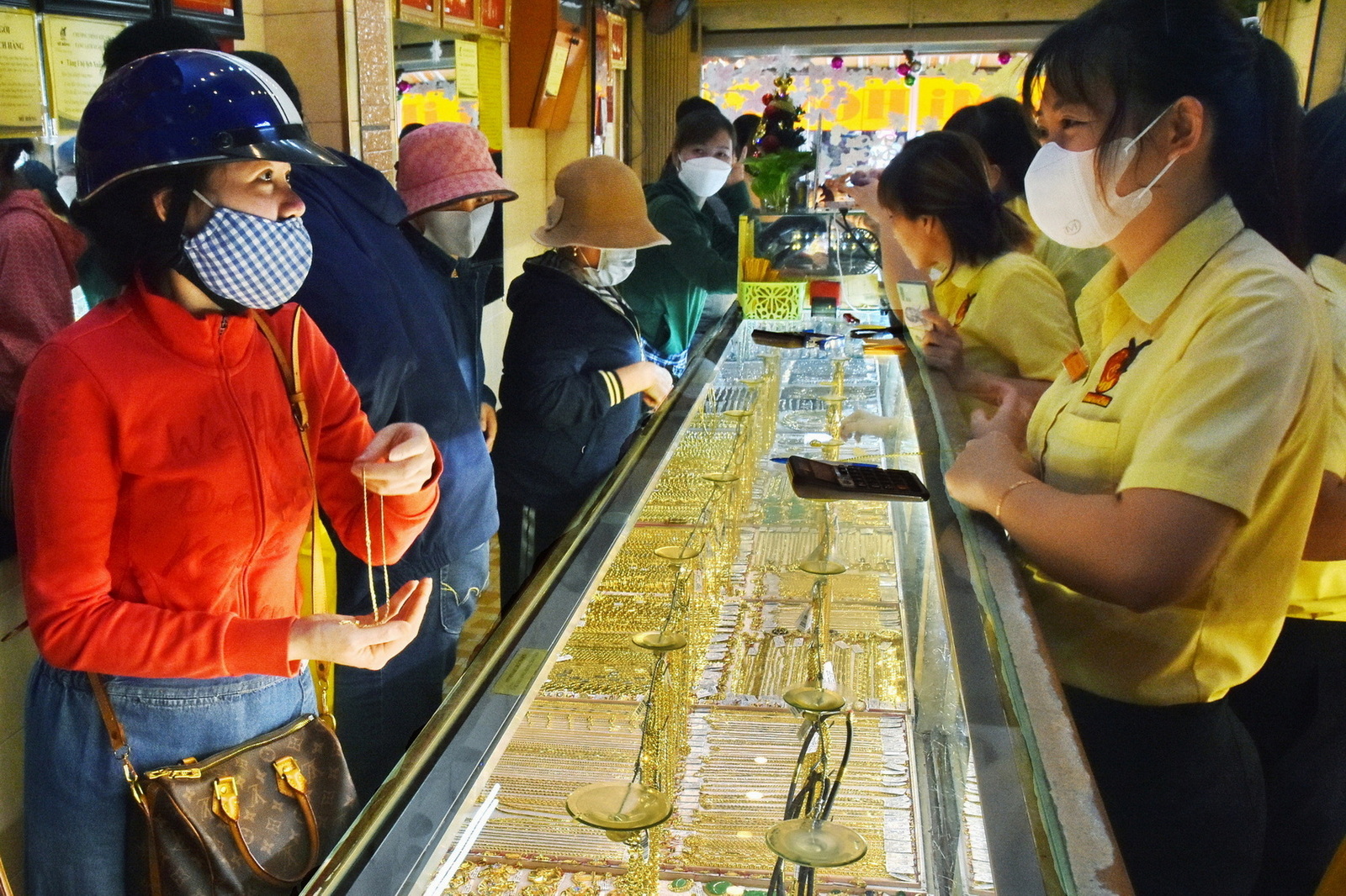 Những lưu ý đặc biệt khi mua vàng lấy may dịp Thần Tài mà người dân cần biết 2 Những lưu ý đặc biệt người dân mua vàng lấy may dịp Thần Tài cần biết - Ảnh 2.