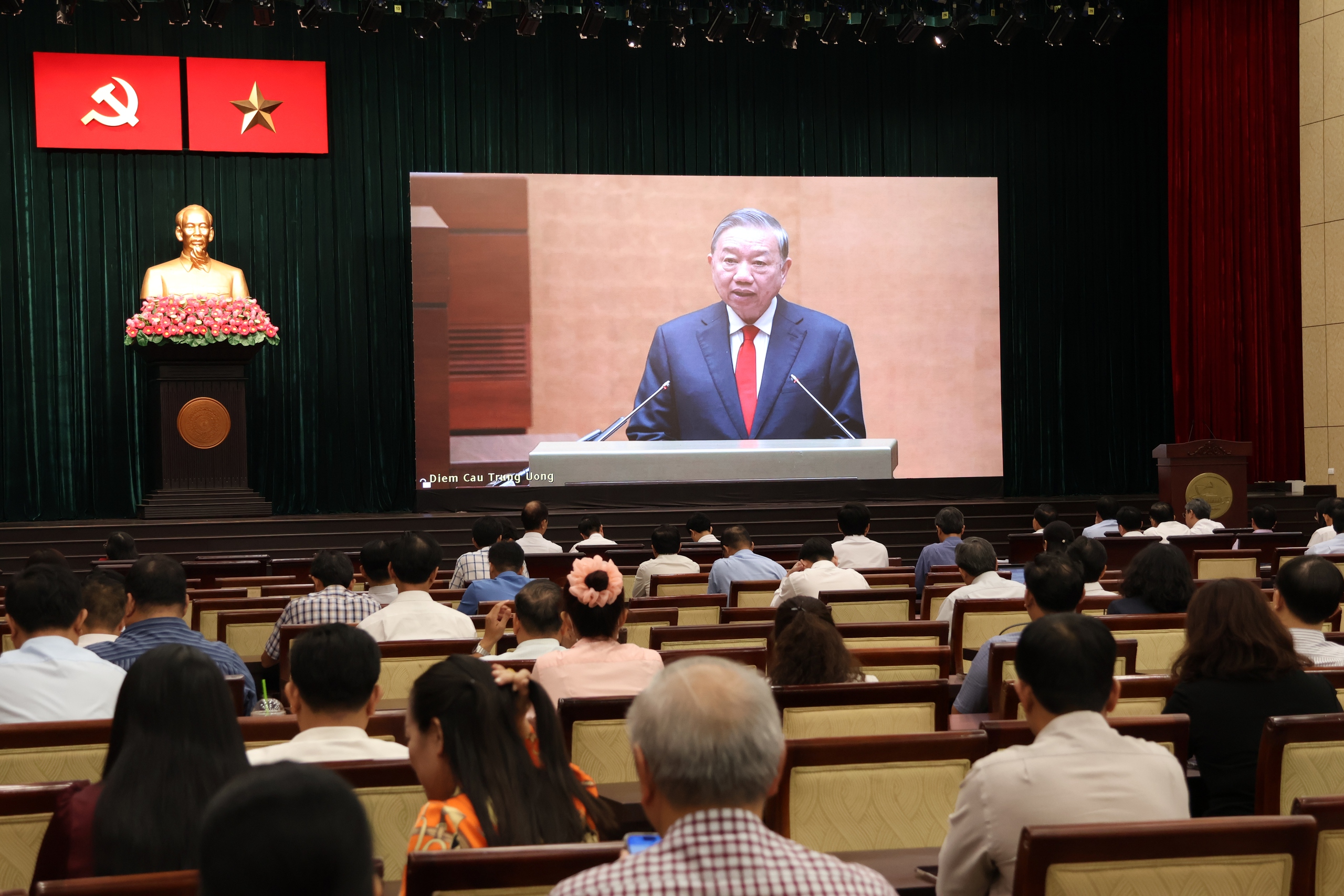 Gần 90.000 cán bộ, đảng viên dự hội nghị toàn quốc quán triệt Nghị quyết 79, Nghị quyết 80 4 TPHCM: Gần 90.000 cán bộ, đảng viên dự hội nghị toàn quốc quán triệt Nghị quyết 79 và Nghị quyết 80 - Ảnh 4.