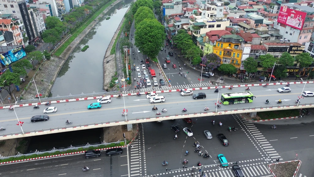 Hà Nội đề xuất hai phương án để cải tạo, mở rộng đường Láng đoạn từ Ngã Tư Sở đến Cầu Giấy. Ảnh: Thanh Hiếu duong-lang-tren-cao.jpg