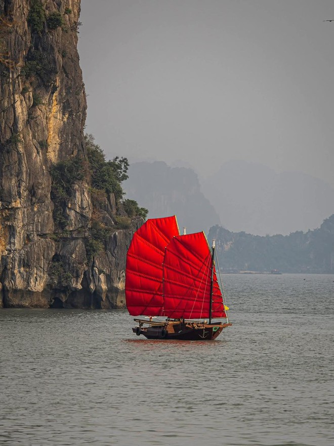 Chán cảnh check-in đền chùa, dàn nàng thơ xắn áo dài lội đá để chụp với thuyền buồm đỏ rực tại Hạ Long sau 10 năm- Ảnh 2.