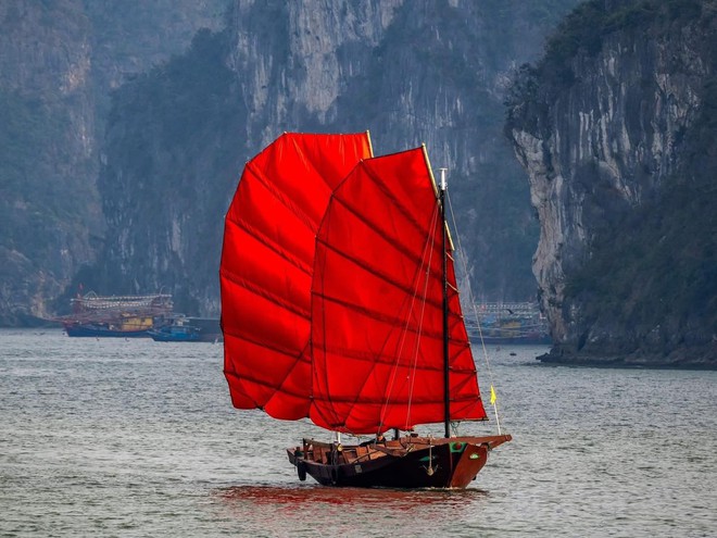 Chán cảnh check-in đền chùa, dàn nàng thơ xắn áo dài lội đá để chụp với thuyền buồm đỏ rực tại Hạ Long sau 10 năm- Ảnh 3.