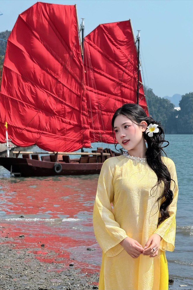 Chán cảnh check-in đền chùa, dàn nàng thơ xắn áo dài lội đá để chụp với thuyền buồm đỏ rực tại Hạ Long sau 10 năm- Ảnh 4.