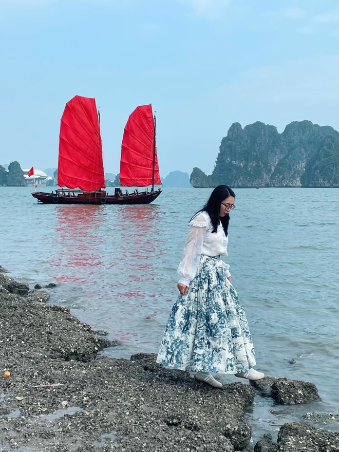 Chán cảnh check-in đền chùa, dàn nàng thơ xắn áo dài lội đá để chụp với thuyền buồm đỏ rực tại Hạ Long sau 10 năm- Ảnh 5.
