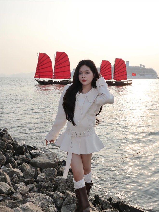 Chán cảnh check-in đền chùa, dàn nàng thơ xắn áo dài lội đá để chụp với thuyền buồm đỏ rực tại Hạ Long sau 10 năm- Ảnh 6.