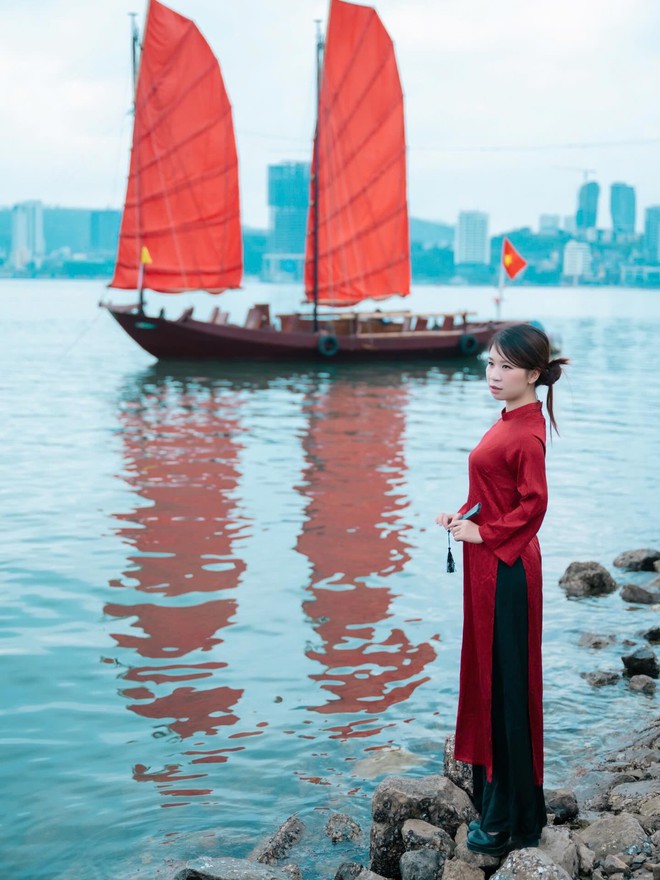Chán cảnh check-in đền chùa, dàn nàng thơ xắn áo dài lội đá để chụp với thuyền buồm đỏ rực tại Hạ Long sau 10 năm- Ảnh 7.