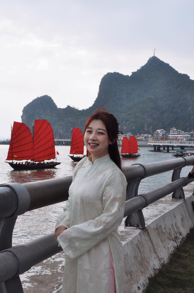 Chán cảnh check-in đền chùa, dàn nàng thơ xắn áo dài lội đá để chụp với thuyền buồm đỏ rực tại Hạ Long sau 10 năm- Ảnh 8.