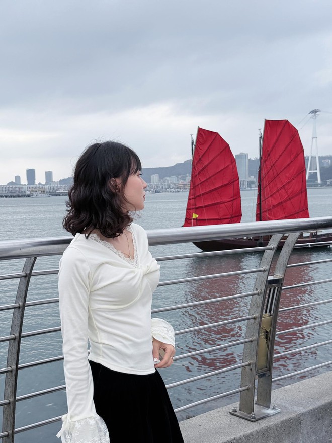 Chán cảnh check-in đền chùa, dàn nàng thơ xắn áo dài lội đá để chụp với thuyền buồm đỏ rực tại Hạ Long sau 10 năm- Ảnh 9.