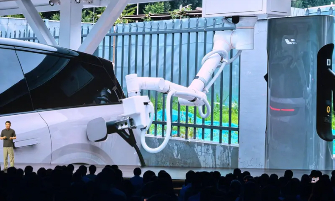 Mô hình cánh tay robot sạc xe điện tại một buổi giới thiệu của Li Auto. Ảnh: Li Auto