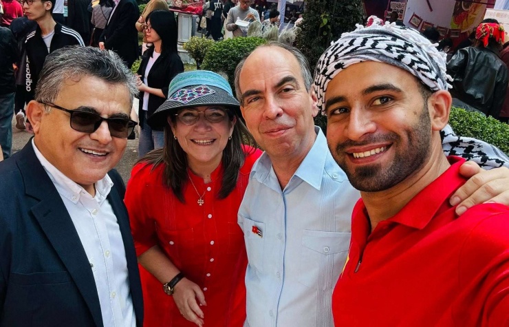 Vị du khách quốc tế Saleem chụp ảnh cùng vợ chồng Đại sứ Cuba (ở giữa) trong dịp A80. (Ảnh: FBNV)