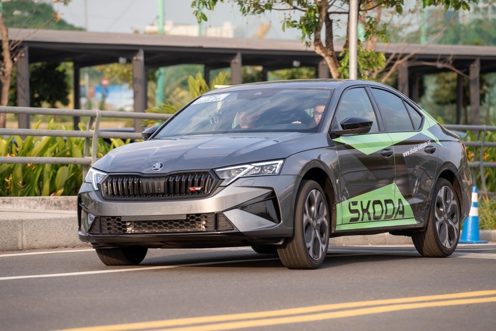 Thị trường ô tô Việt Nam quá độ lên thời xe chơi - 7