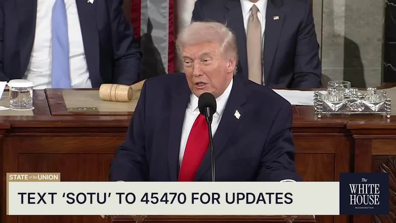 Các nghị sĩ đứng dậy vỗ tay khi ông Trump phát biểu