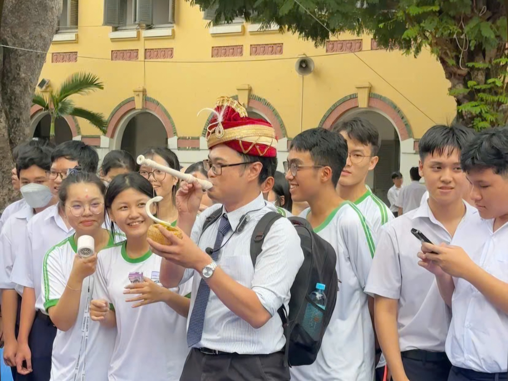 Thầy giáo hoá thân thành thần Zeus, loạt học sinh xin làm xác ướp - 2