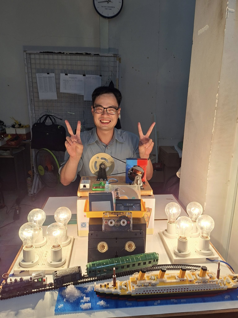 Thầy giáo hoá thân thành thần Zeus, loạt học sinh xin làm xác ướp - 4