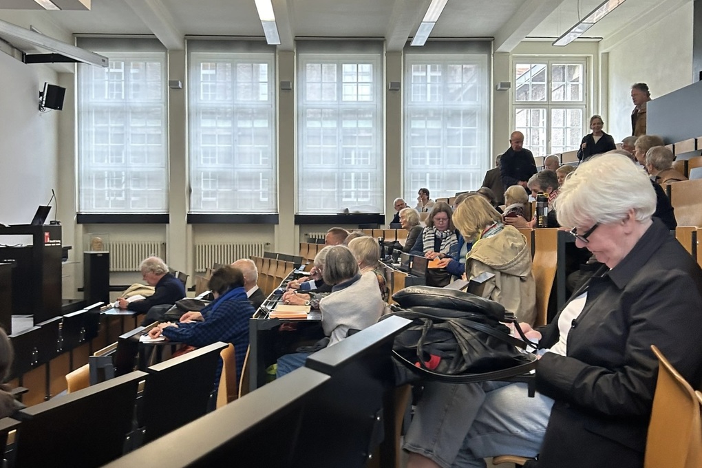 Người cao tuổi rủ nhau đi du học để “sống cho mình” - 2