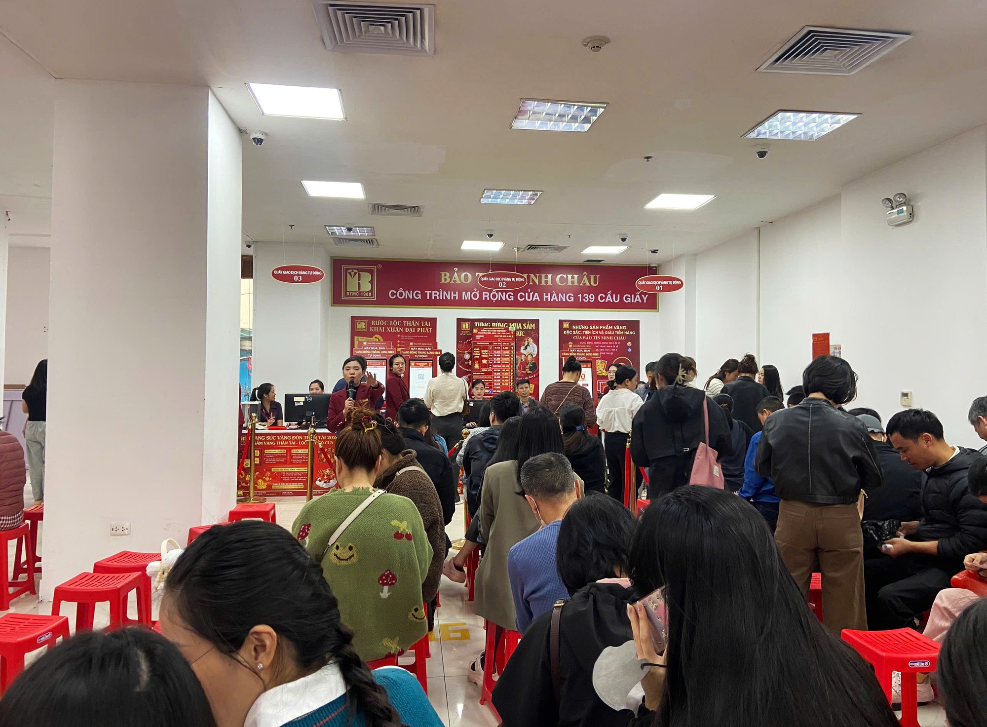 Mua vàng trước ngày Thần Tài: Khách được mua tối đa 10 cây vàng/lượt, tài xế xe ôm công nghệ tắt app đi xếp hàng thuê kiếm 80 nghìn/giờ- Ảnh 2.