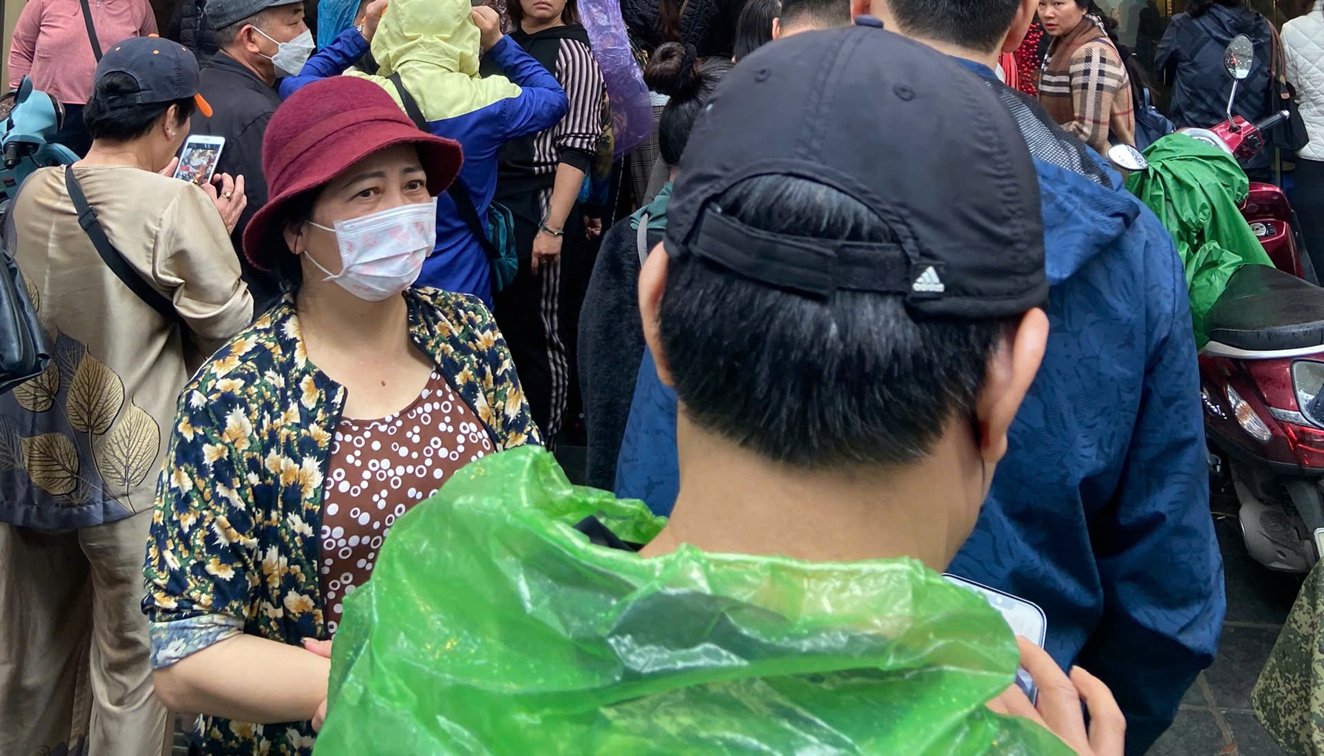 Mua vàng trước ngày Thần Tài: Khách được mua tối đa 10 cây vàng/lượt, tài xế xe ôm công nghệ tắt app đi xếp hàng thuê kiếm 80 nghìn/giờ- Ảnh 3.