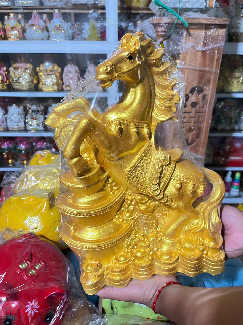 Những mặt hàng “ cháy hàng ” dịp vía Thần Tài 2026 Ngòai vàng bạc - Ảnh 9. Những mặt hàng “ cháy hàng ” dịp vía Thần Tài 2026 Ngòai vàng bạc - Ảnh 9.