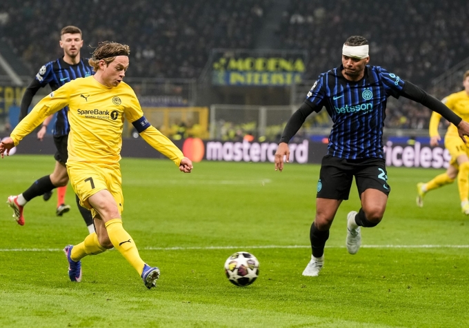 Patrick Berg (vàng) trong trận lượt về vòng play-off Champions League tối 24/2, trên sân Giuseppe Meazza, Milan, Italy. Ảnh: Reuters