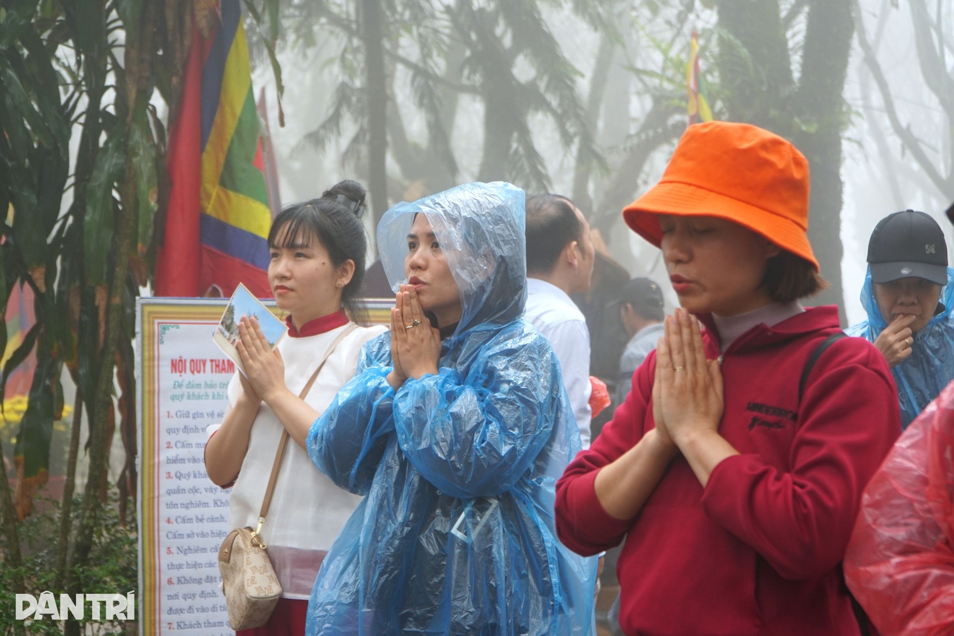 Khung cảnh khác thường ở huyệt đạo thiêng ngày mở cổng trời - 2