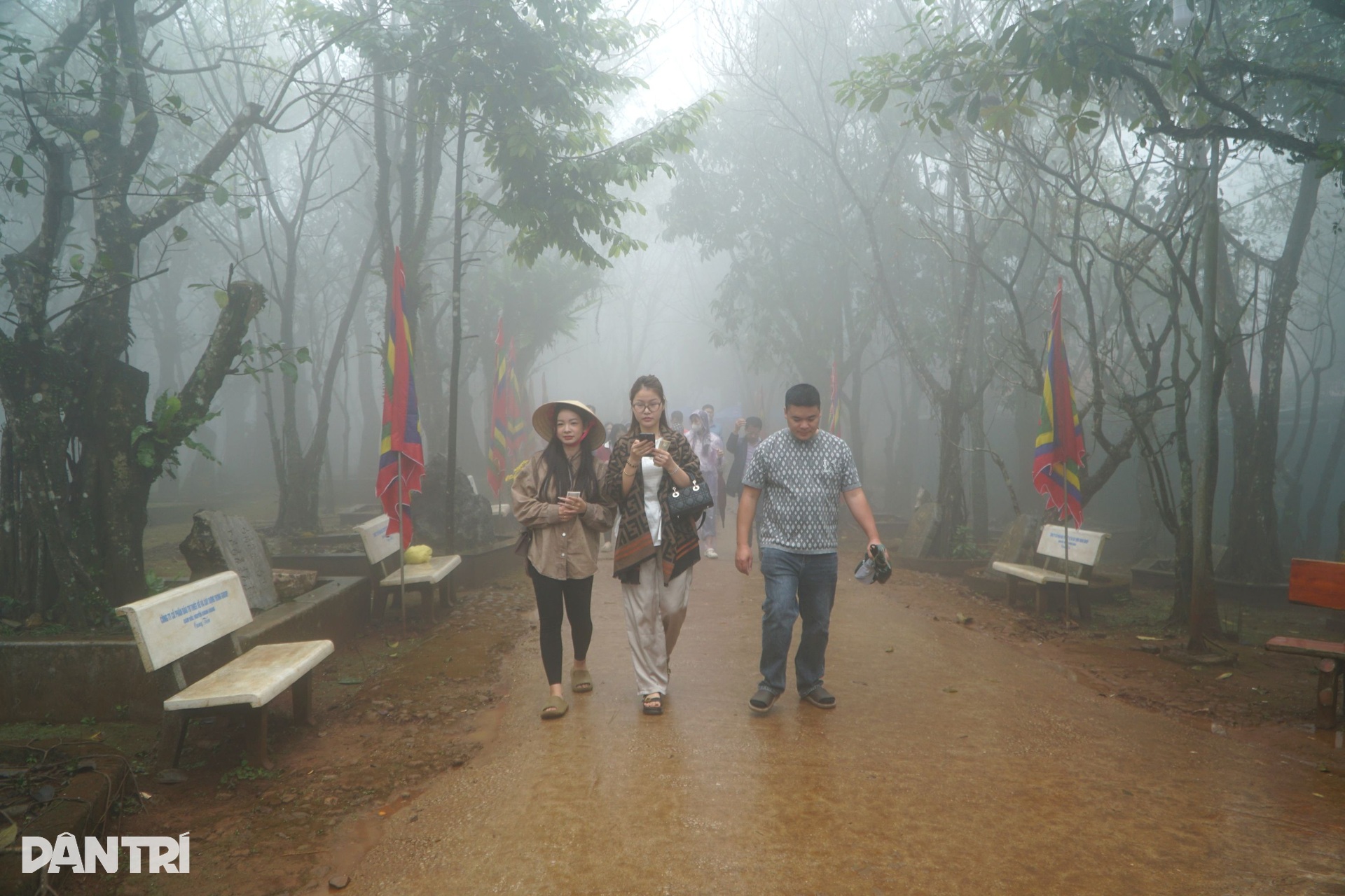 Khung cảnh khác thường ở huyệt đạo thiêng ngày mở cổng trời - 3