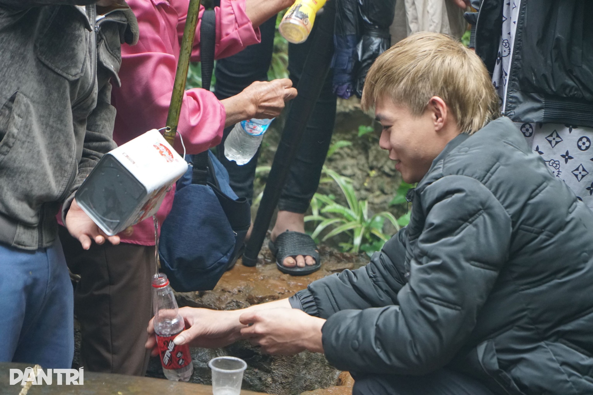 Khung cảnh khác thường ở huyệt đạo thiêng ngày mở cổng trời - 9