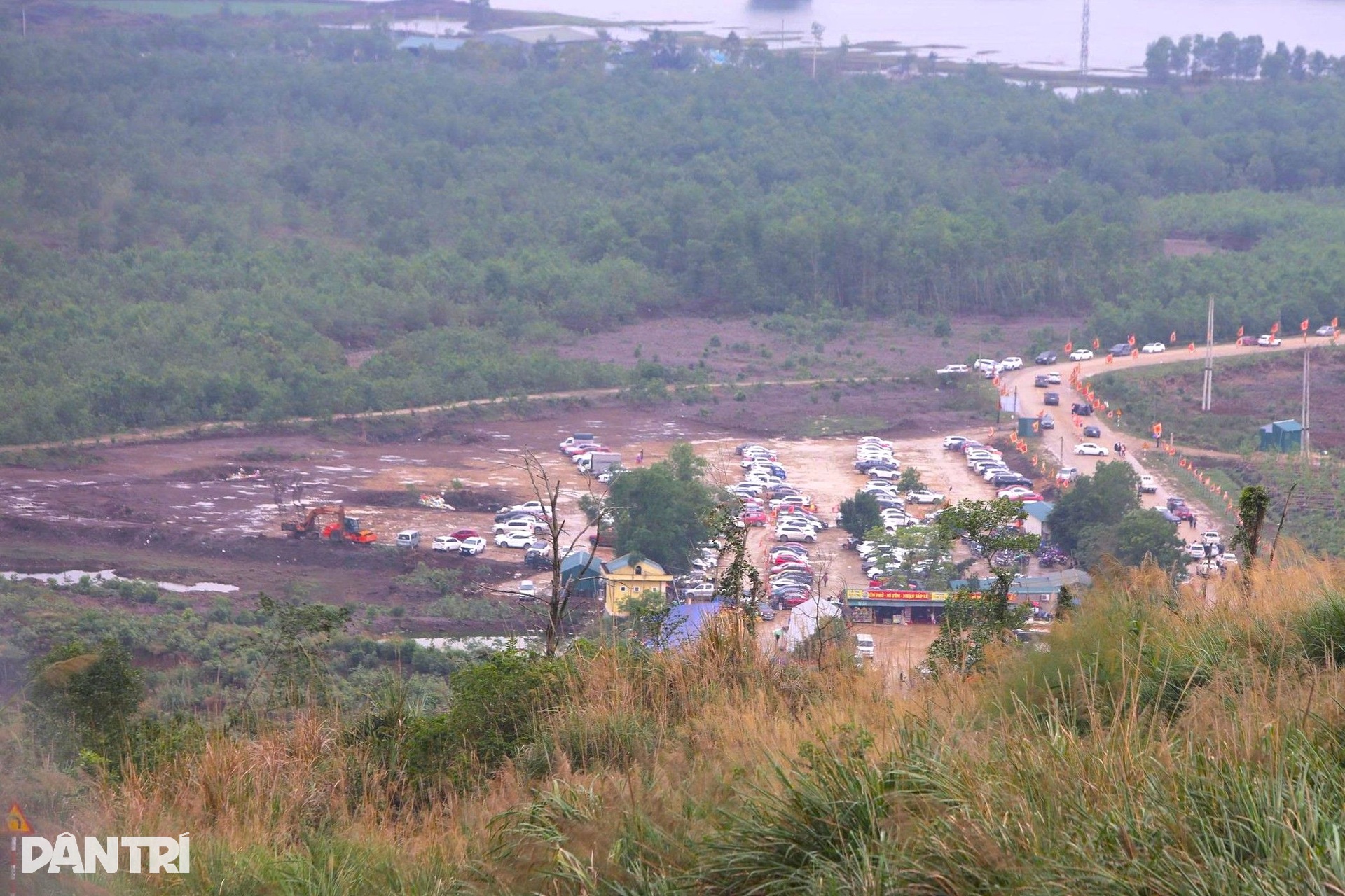 Khung cảnh khác thường ở huyệt đạo thiêng ngày mở cổng trời - 11