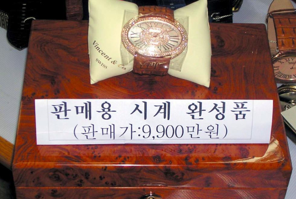 Phim gây sốt toàn cầu lấy cảm hứng từ phi vụ lừa đảo hàng hiệu rúng động - 4