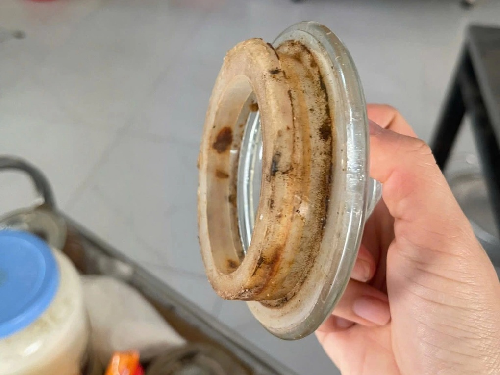 Hình ảnh bếp ăn, nhà vệ sinh trường quốc tế khiến phụ huynh phẫn nộ - 3