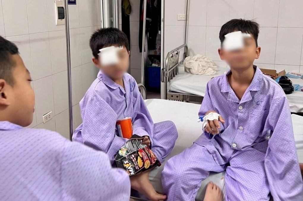 Chạy ra xem pháo nổ ngày Tết, bé trai 9 tuổi rách giác mạc - 2