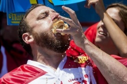 Thi ăn dưa hấu, nam du khách tử vong vì nghẹn