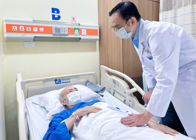 Bác sĩ Hữu kiểm tra sức khỏe cho ông Đức sau mổ. Ảnh: Bệnh viện Đa khoa Tâm Anh