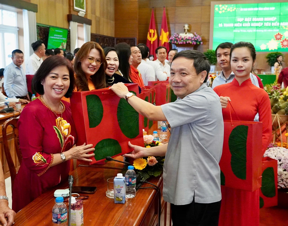 Ông Phan Văn Thắng, Phó Bí thư Thường trực Tỉnh uỷ, Chủ tịch Uỷ ban Mặt trận Tổ quốc Việt Nam tỉnh tặng quà chúc mừng đầu đầu năm cho các doanh nghiệp. thanh niên khởi nghiệp đồng tháp,doanh nghiệp