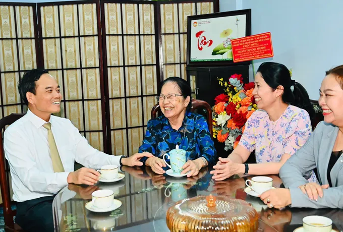 Bí thư Thành ủy TP.HCM Trần Lưu Quang thăm cán bộ lão thành ngành y tế 1 Trần Lưu Quang - Ảnh 2.