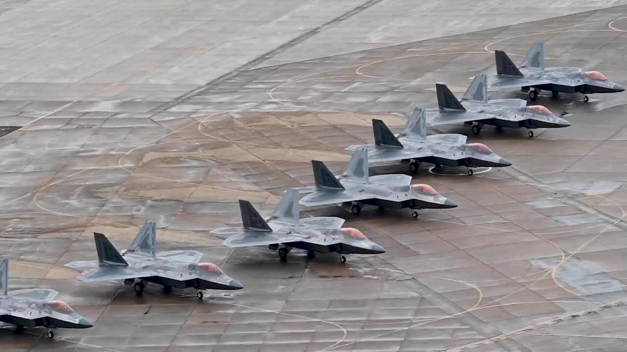 24 tiêm kích tàng hình F-22 tham gia diễn tập 'voi đi bộ'