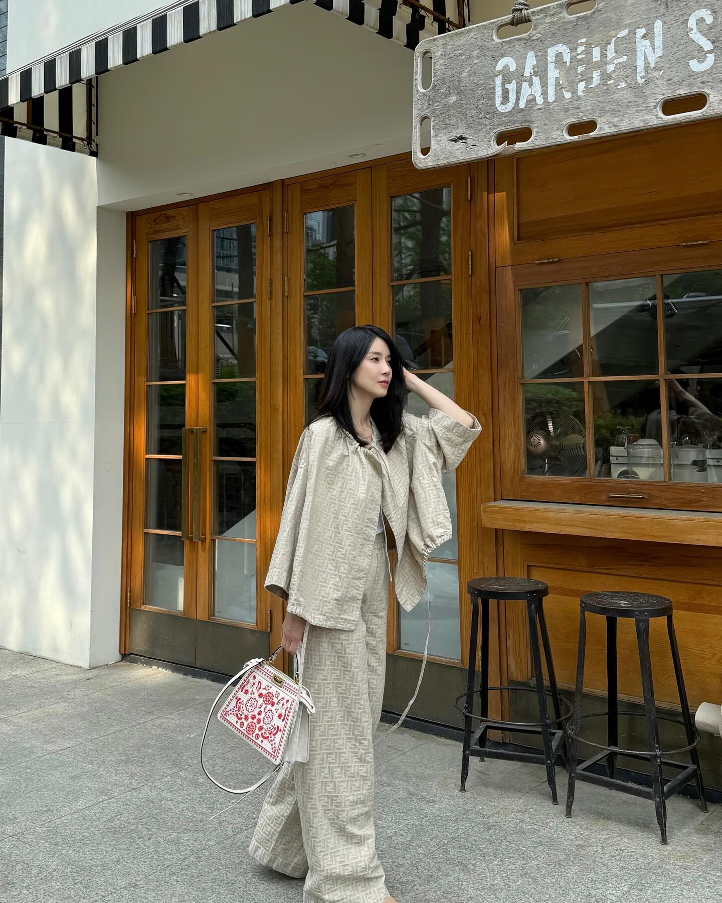 Đến khi 47 tuổi, tôi cũng muốn diện đồ đơn giản mà chuẩn thanh lịch như Lee Bo Young- Ảnh 2.