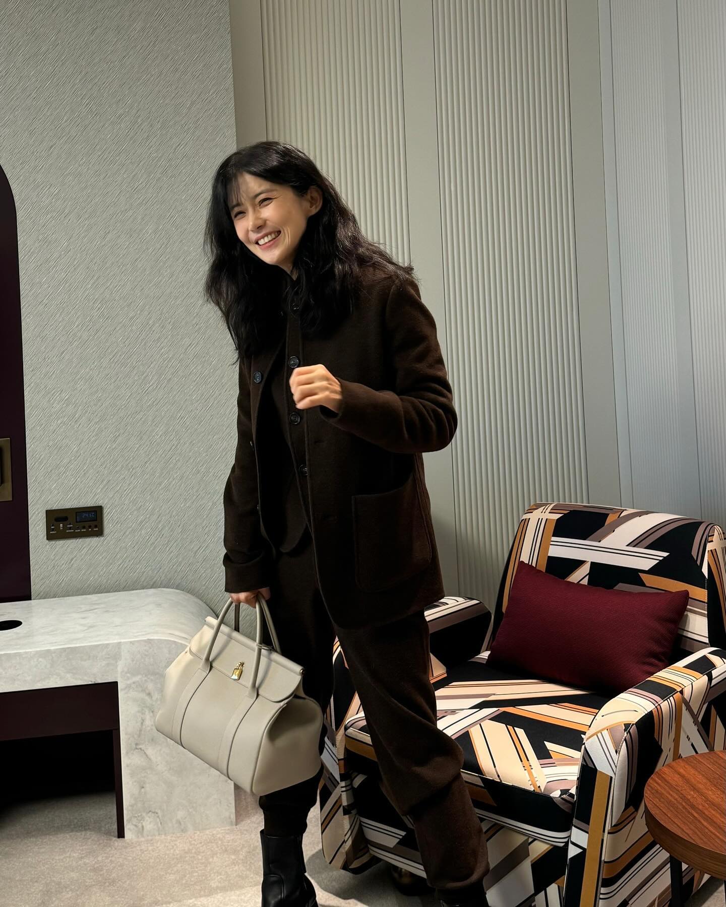 Đến khi 47 tuổi, tôi cũng muốn diện đồ đơn giản mà chuẩn thanh lịch như Lee Bo Young- Ảnh 4.