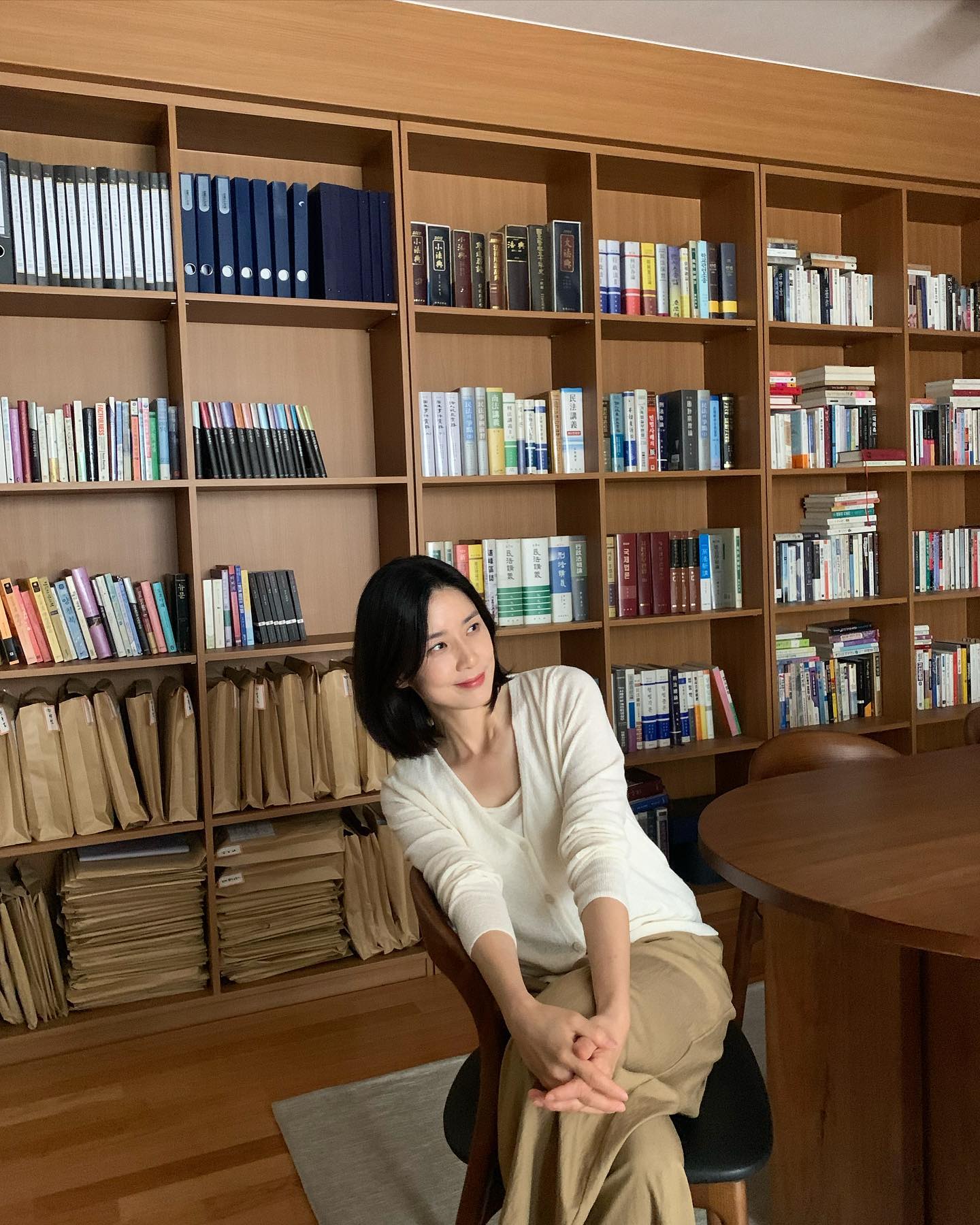 Đến khi 47 tuổi, tôi cũng muốn diện đồ đơn giản mà chuẩn thanh lịch như Lee Bo Young- Ảnh 6.